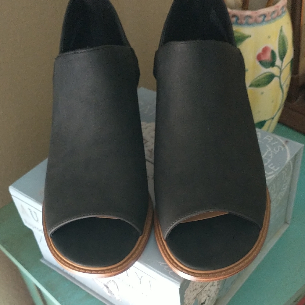 NWOT Chic Black Peep-Toe Ankle Boots - Picture 2 of 9